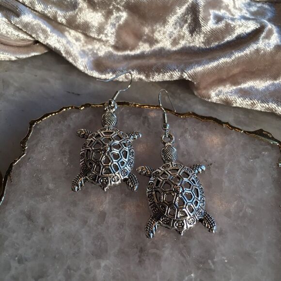 ADORABLE SILVER Plated Turtle Earrings! - Picture 10 of 16